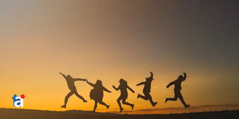 Mai fericiți cu mai puțini prieteni